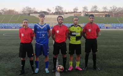 Fotografia de capitans amb la tripleta arbitral al Badalona - Juvenil 'A' | futbaseces